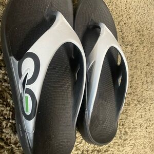 OOFOS Sporty Flip Flop.  Like new, worn twice!